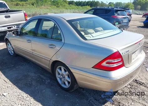 2004 Mercedes-Benz C 240 4Matic z USA, uszkodzony, nr VIN WDBRF81J54F456928